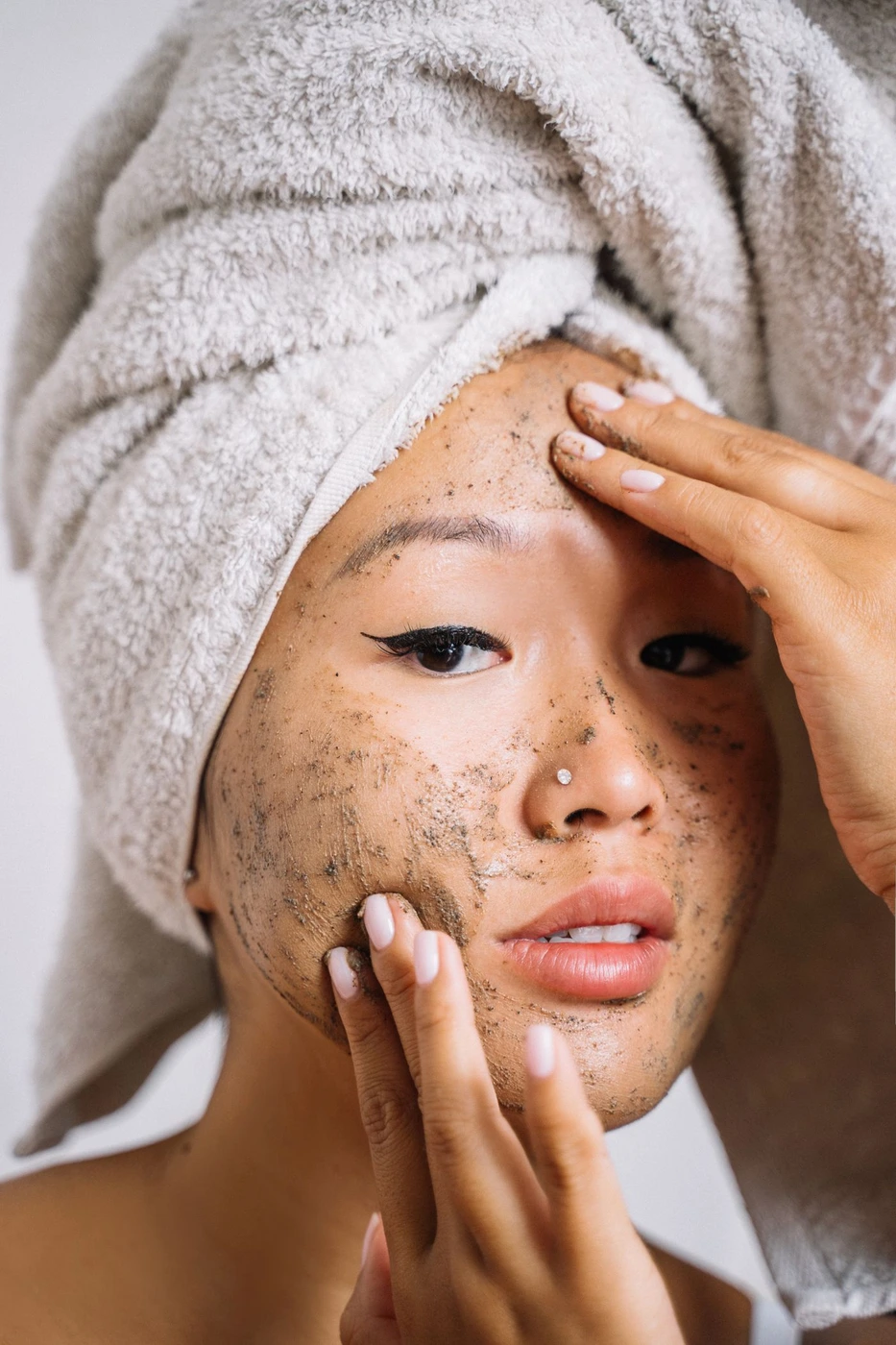 Foto stok model menggunakan scrub wajah