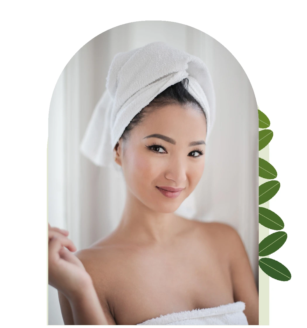Foto stok model berturban handuk dalam bingkai lengkung; bukan pelanggan Beauty Shop